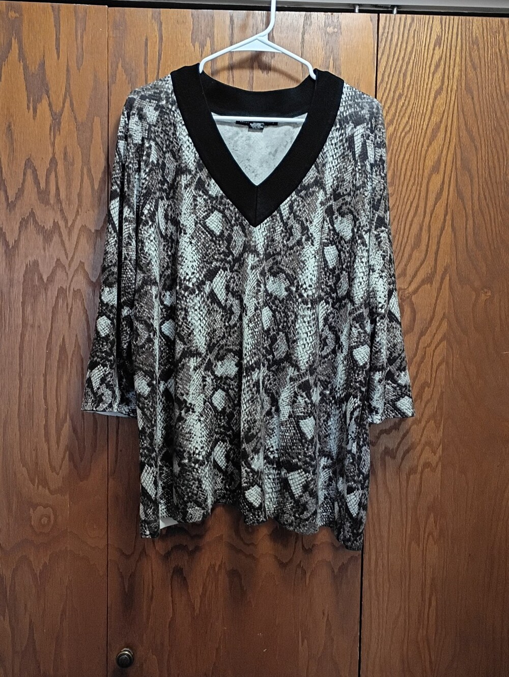 Larry Levine Gray and Black Snake-Print V-Neck Tunic